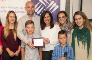 Rafa Lozano y su familia tras recibir el Premio Misión.