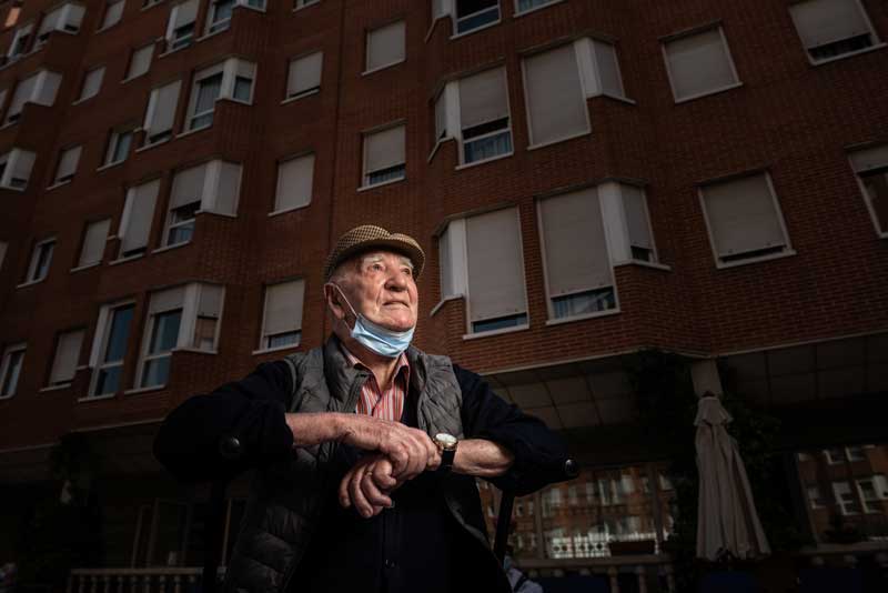 Abuelo mirando al cielo