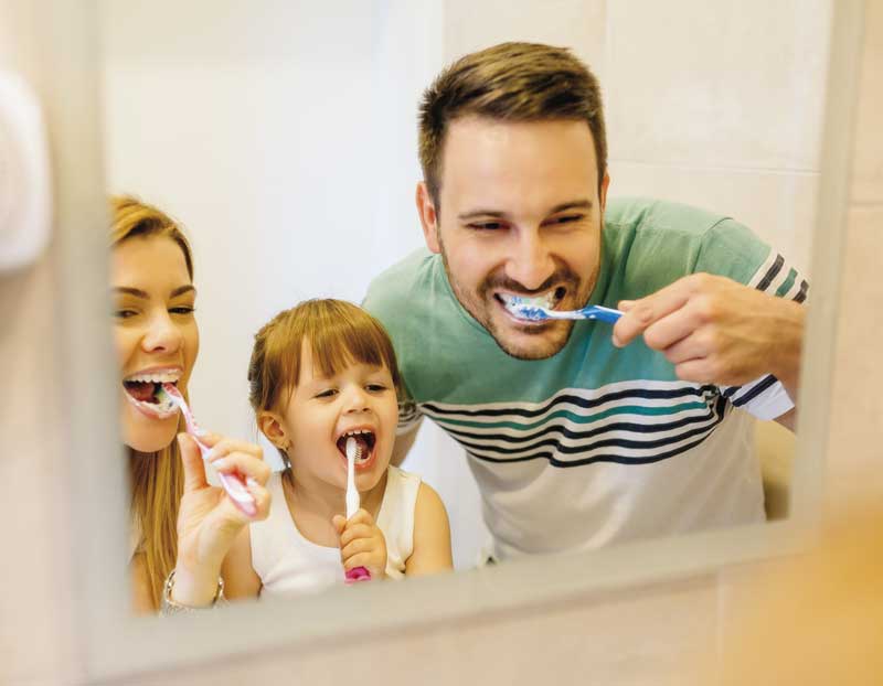 Bendita-rutina. Familia lavándose los dientes