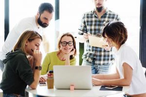 Compañeros de trabajo alrededor de un ordenador