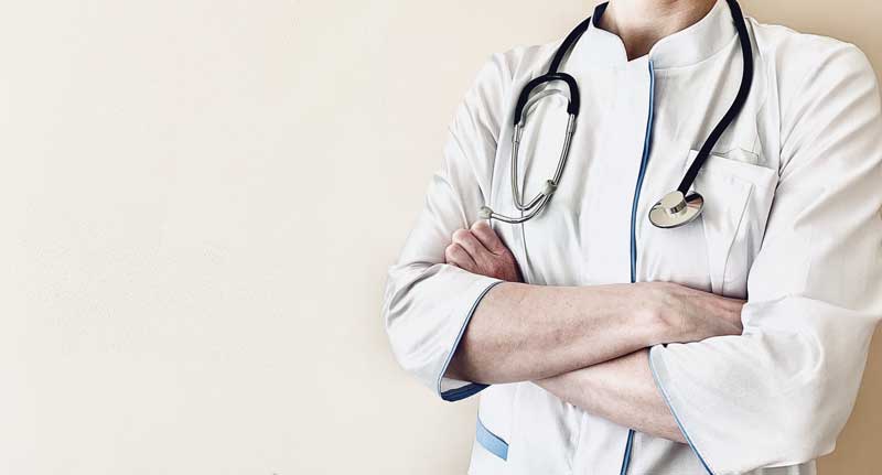 Médico cruzado de brazos