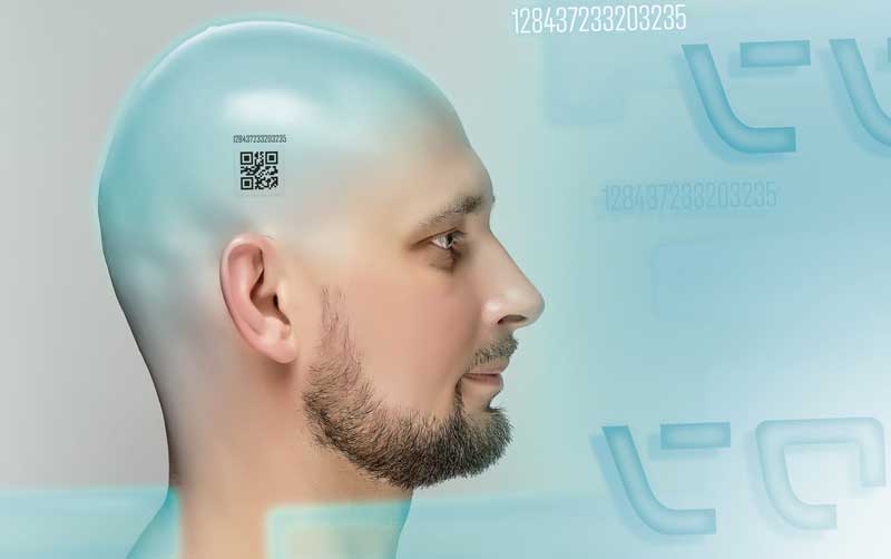Horrores bioideológicos. Hombre con código QR tatuado en la cabeza