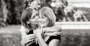 Madre-e-hija se abrazan