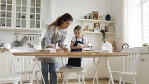 Madre e hija en la cocina