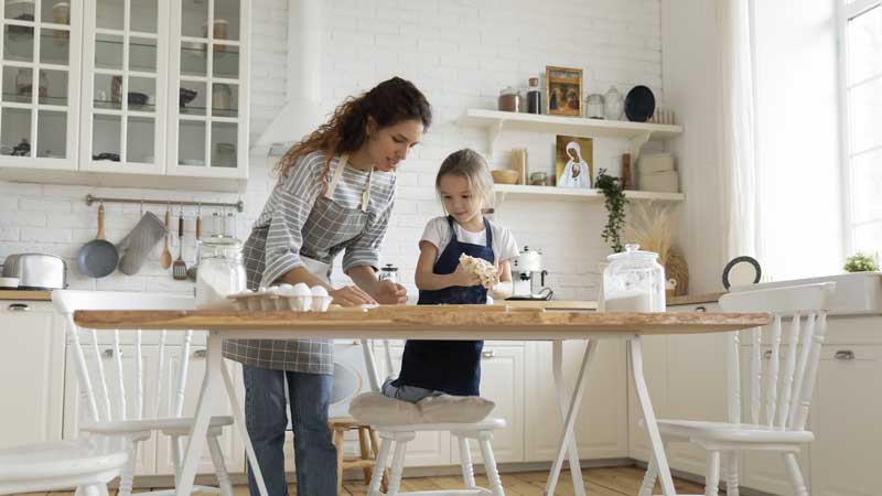 Madre e hija en la cocina