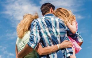 Familia abrazo