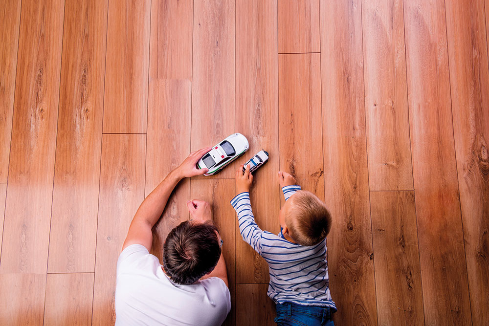 padre juega con su hijo