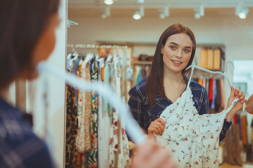 Una chica se prueba ropa, pudor