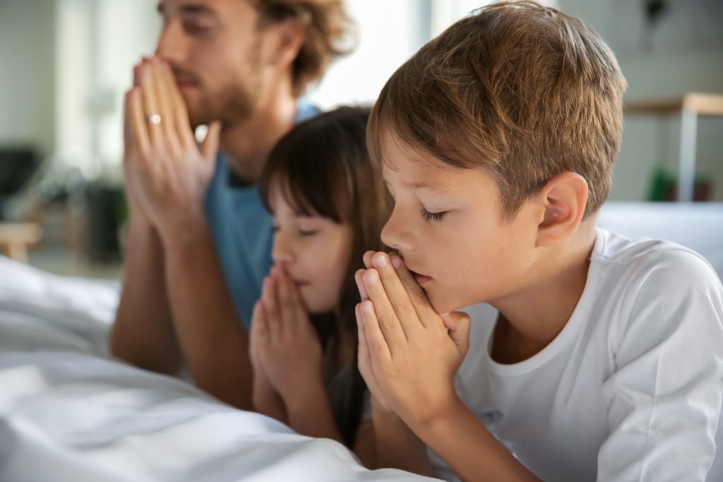 Familia rezando unida