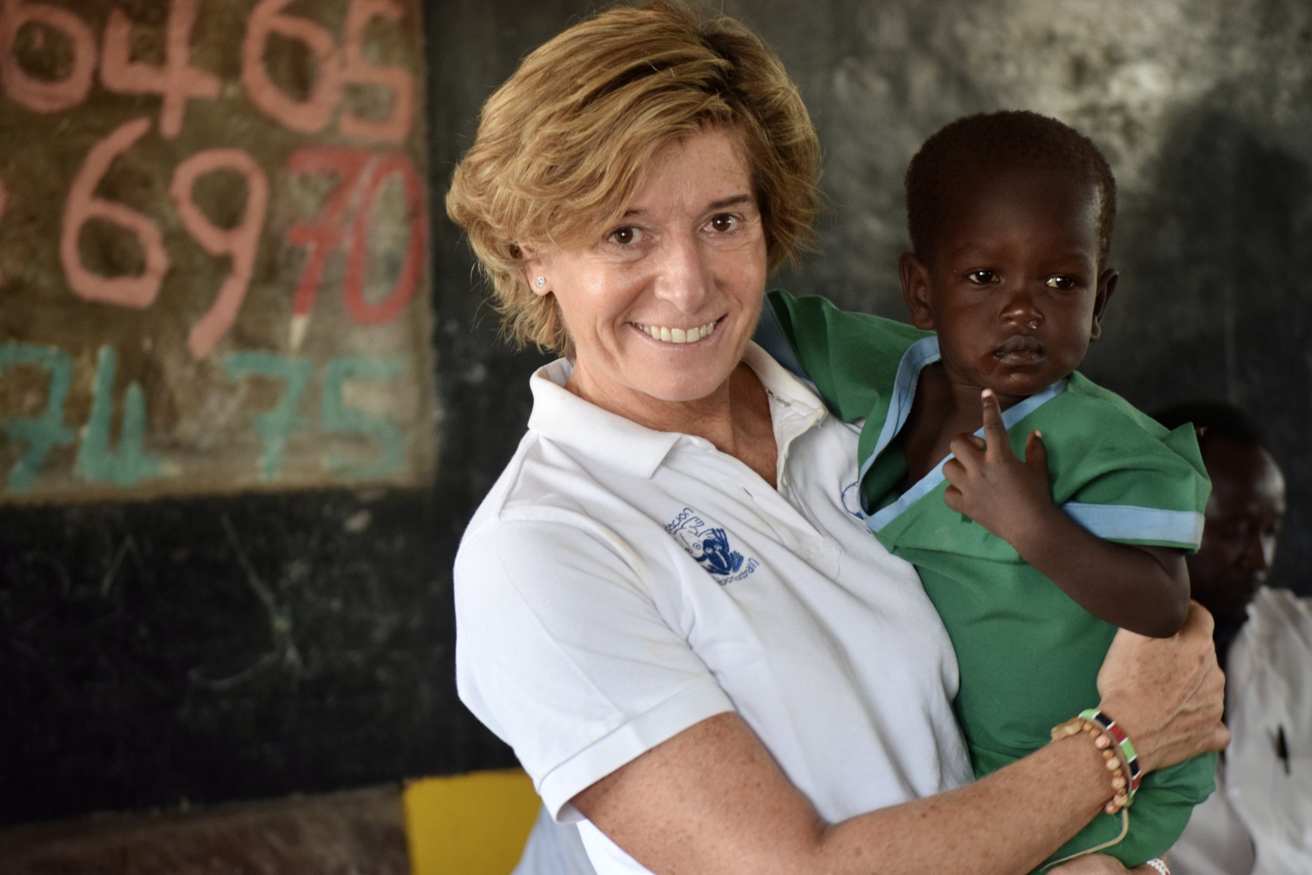 Ana Sendagorta con un alumno de las escuelas preescolares de Turkana_Kenia