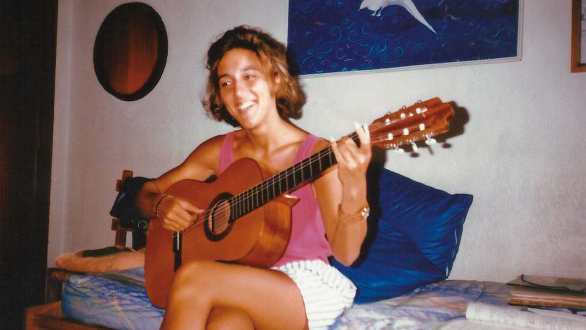11. Marta con su guitarra