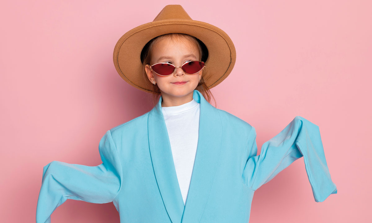 Niña viviendo experiencias por adelantado