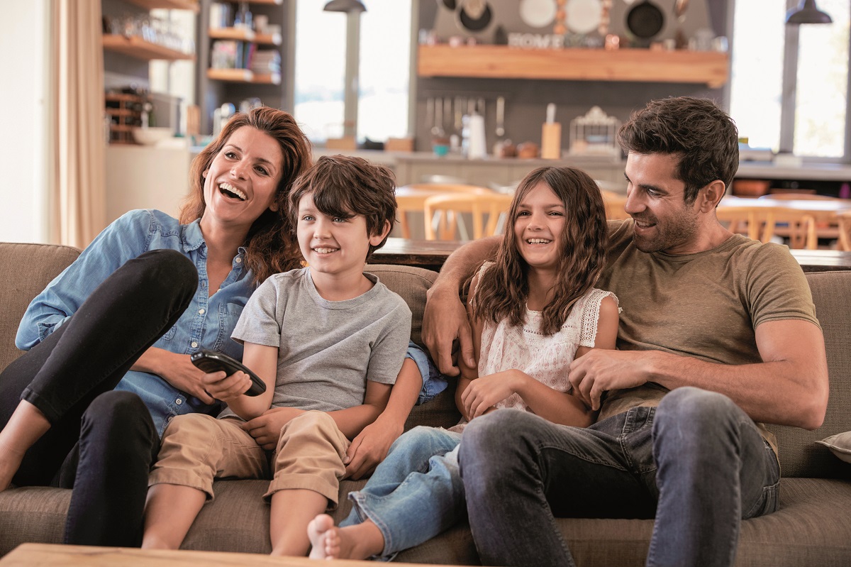 Familia viendo una película