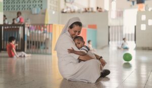 Monja con un niño en un hogar para niños huérfanos