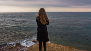 Mujer mirando al horizonte